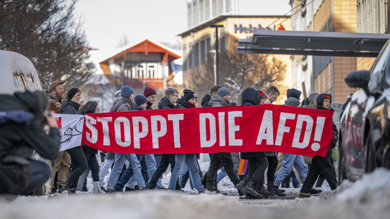 Az Alternatíva Németországért (AfD) jobboldali parlamenti párt és annak idegenellenes álláspontja ellen tüntetnek Erfurtban 2024. január 20-án.