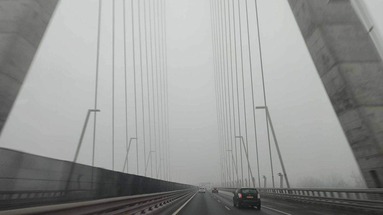 Köd a Megyeri hídon. Forrás: Infostart