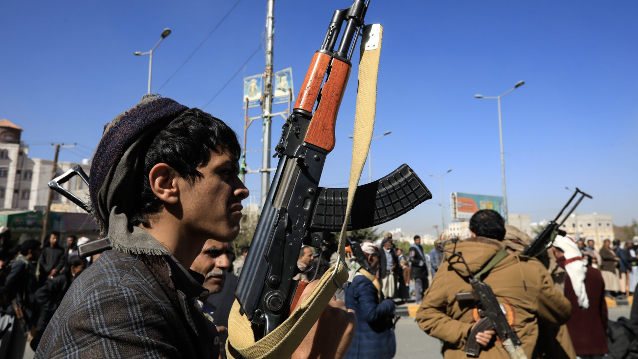 Újonnan toborzott húszi fegyveresek gyűlést tartanak a jemeni fővárosban, Szanaában 2024. január 12-én. Reggelre virradóan a brit légierő amerikai támogatással katonai műveletet hajtott végre a jemeni húszi lázadók szárazföldi állásai  Absz városának repülőtere és egy Bani körzetbeli katonai célpont  ellen, mert a brit védelmi tárca szerint húszi katonai létesítményekből felderítő és támadó drónokat indítottak a Vörös-tenger felé. A jemeni húszi vezetés közölte, hogy folytatják a Vörös-tengeren áthaladó, Izrael felé tartó hajók elleni támadásokat.