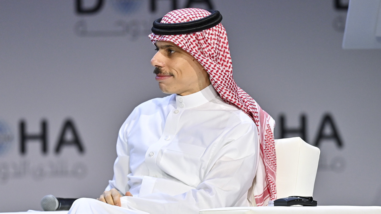 Feiszal bin Farhán asz-Szaúd szaúd-arábiai külügyminiszter a Dohai Fórum elnevezésű nemzetközi konferencia megnyitóján a katari fővárosban 2022. március 26-án.