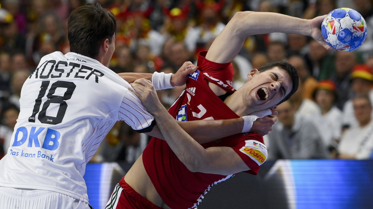Fazekas Gergő (j) és a német Julian Köster a férfi kézilabda olimpiai kvalifikációs Európa-bajnokság középdöntőjének harmadik fordulójában, a Németország - Magyarország mérkőzésen a kölni Lanxess Arénában 2024. január 22-én.