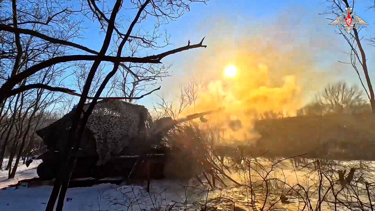 Az orosz védelmi minisztérium által 2024. január 22-én közreadott képen orosz tüzérek 152,4 milliméteres Mszta-Sz önjáró löveggel tüzelnek ukrán célpontra egy meg nem nevezett ukrajnai helyszínen.