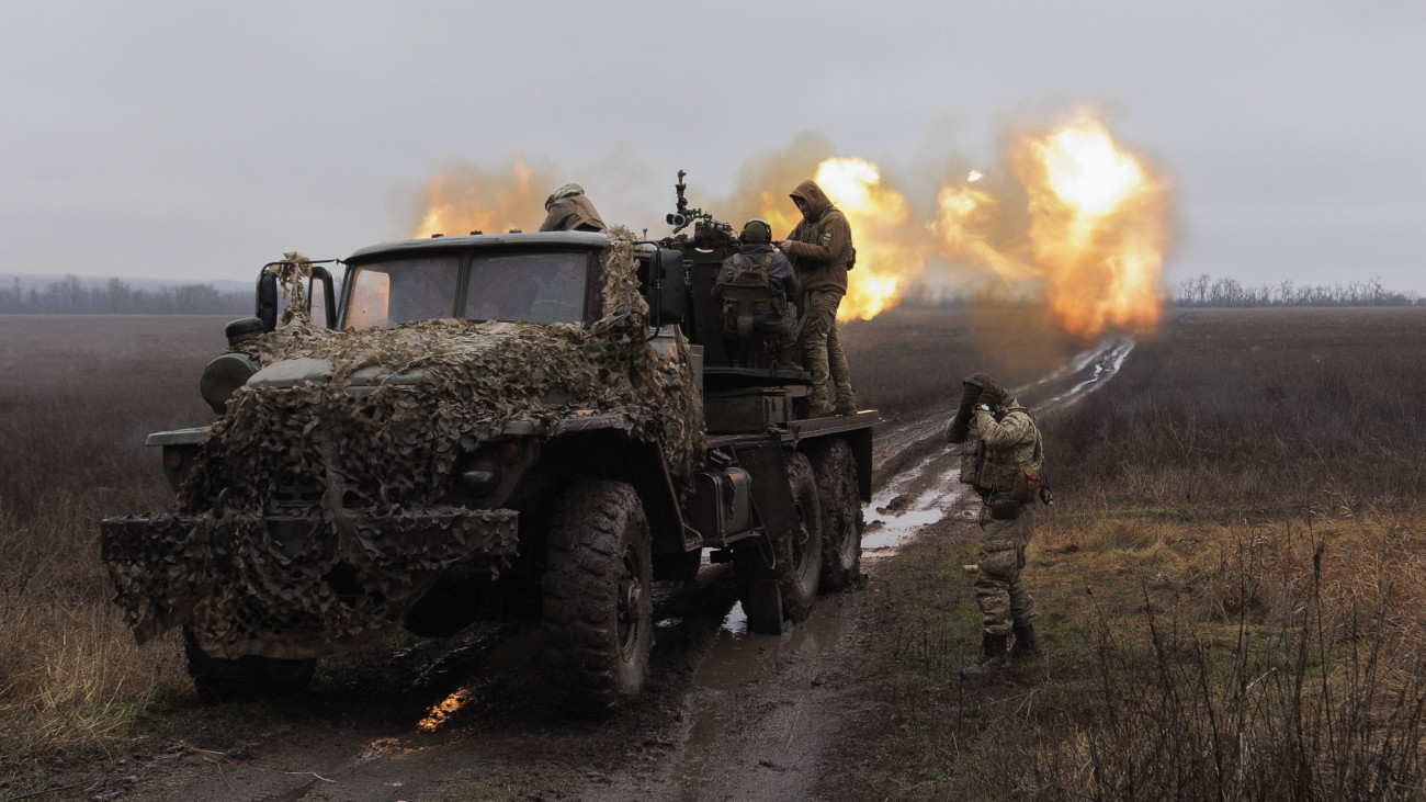 Ukrán katonák egy SZ60 típusú, egycsövű légvédelmi gépágyúval lövik az orosz állásokat a frontvonalnál, a dél-ukrajnai Zaporizzsja megyében 2023. december 18-án.