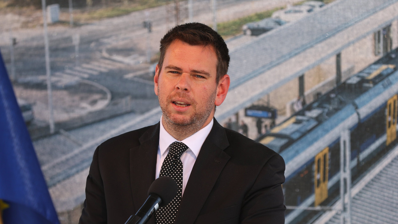 Vitézy Dávid, a Technológiai és Ipari Minisztérium közlekedésért felelős államtitkára beszédet mond a 160 milliárd forintból megújult Budapest-Hatvan vasúti vonalszakasz átadóünnepségén a gödöllői vasútállomáson 2022. október 7-én.