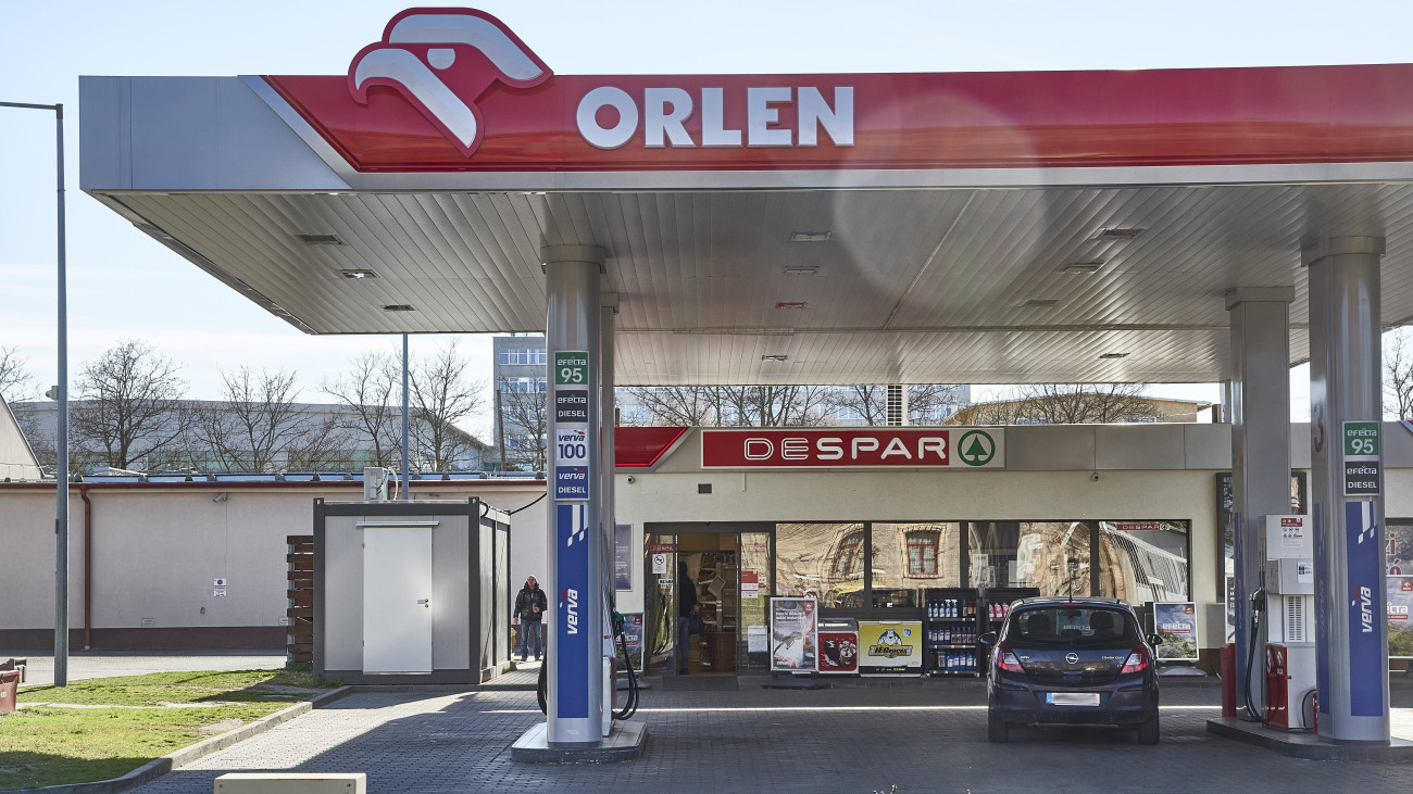 A Normbenz Magyarország Kft. a nemzetközi ORLEN csoport tagja által üzemeltetett üzemanyagtöltő állomás a főváros a X. kerületében, a Gyömrői úton. A PKN Orlen (Polski Koncern Naftowy Orlen Spółka Akcyjna - PKN) lengyel olajtársaság piacra lépett Magyarországon és átvette az eddig Lukoil márkanév alatt üzemelő benzinkutakat. A tulajdonába került már 79 benzinkút és a fennmaradó 64 töltőállomást 2024 közepéig fokozatosan veszik át. Az üzemanyagtöltő állomáson működik hollandiai székhelyű SPAR nemzetközi élelmiszer-üzletlánc egyik kisebb méretű egysége a DESPAR bolt is. MTVA/Bizományosi: Róka László  *************************** Kedves Felhasználó!