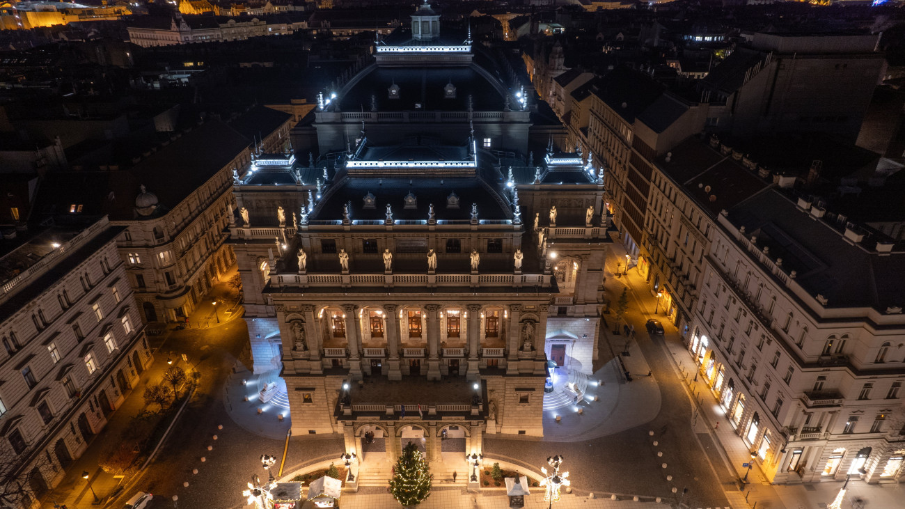 Budapest, 2023. december 18.A drónnal készített képen a Magyar Állami Operaház épülete 2023. december 18-án.