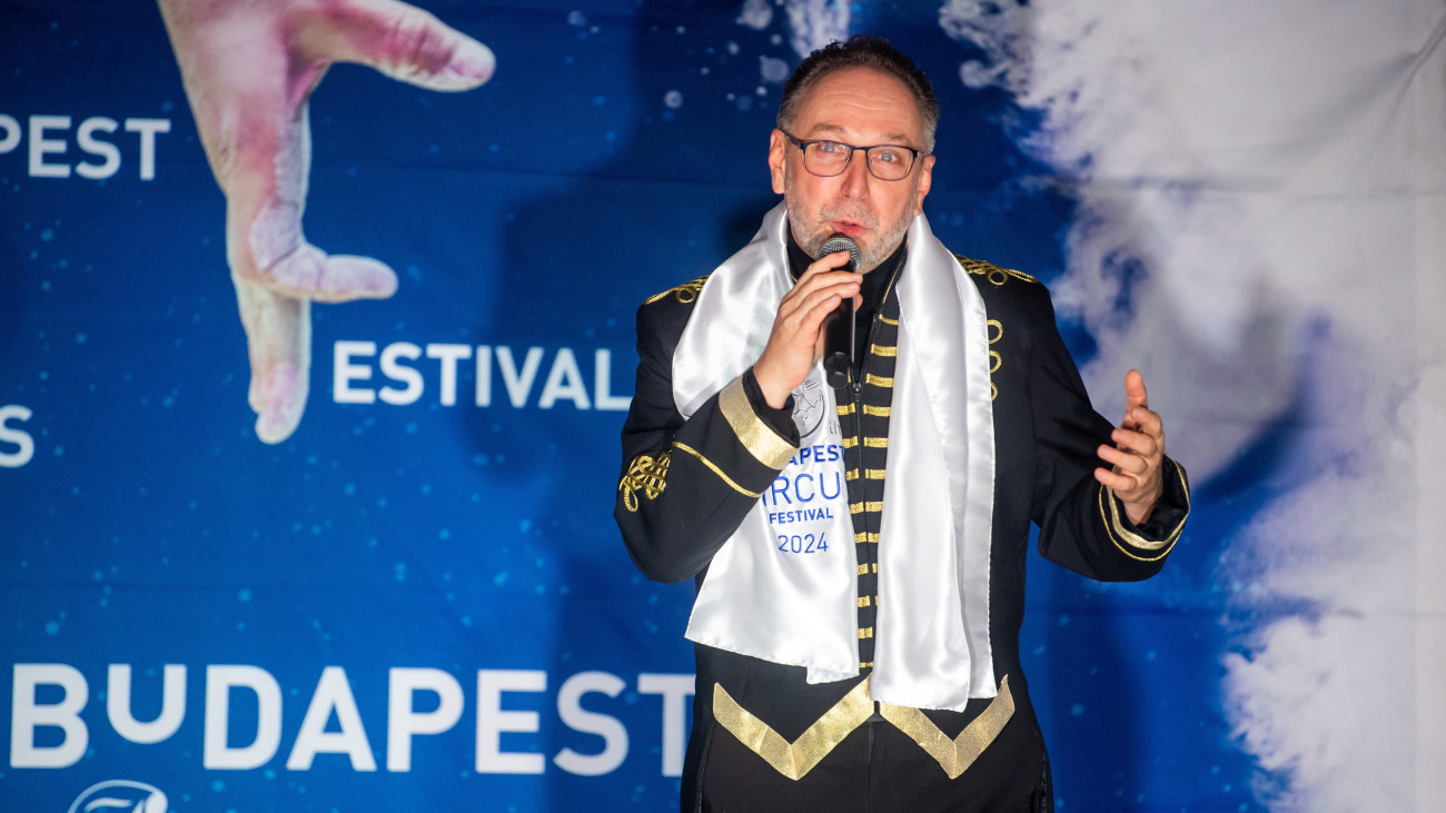 Fekete Péter, a Nemzeti Cirkuszművészeti Központ főigazgatója köszöntőt mond a Budapest Nemzetközi Cirkuszfesztivál red carpet show-ján 2024. január 10-én.