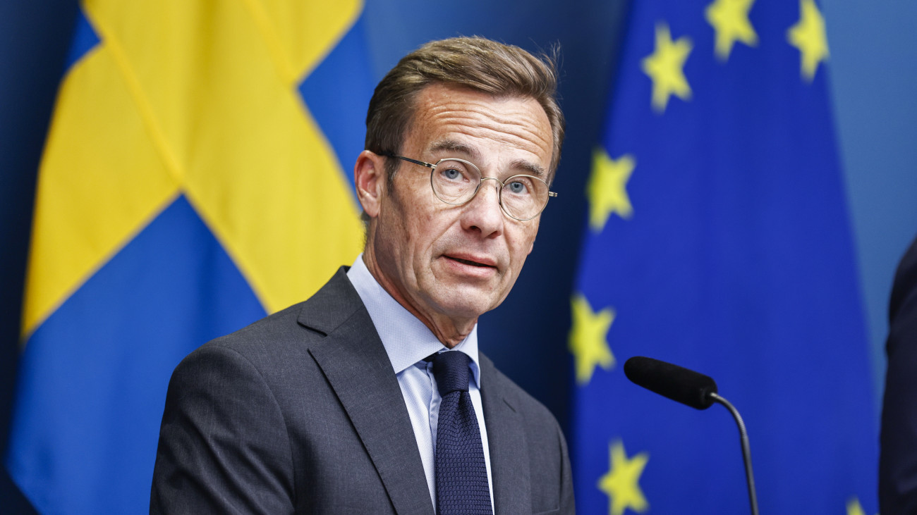 Ulf Kristersson svéd miniszterelnök a svéd állampolgárok megvédését célzó intézkedésekről tart sajtóértekezletet Stockholmban 2023. augusztus 1-jén, miután az előző nap újabb Korán-égetés történt a svéd fővárosban.