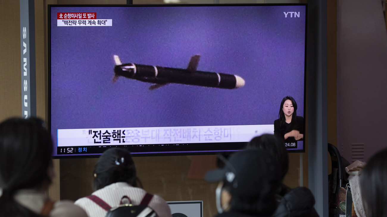 Nagy hatótávolságú robotrepülőgépekkel végzett észak-koreai kísérletről szóló tudósítás egy szöuli pályaudvar tévéképernyőjén 2022. október 13-án. Észak-Korea két robotrepülőgépet lőtt ki kísérleti jelleggel.