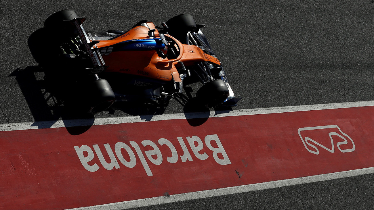 Carlos Sainz, a McLaren spanyol versenyzője teszteli versenyautóját a Barcelona melletti montmelói pályán 2020. február 21-én. A Forma-1-es autós gyorsasági világbajnokság szezonnyitó nagydíját március 15-én rendezik Melbourne-ben.