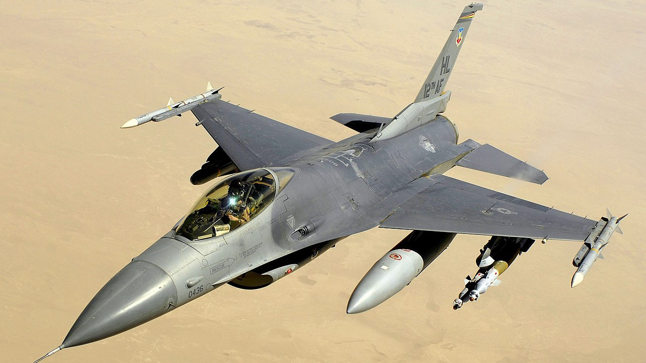 Az amerikai légierő F-16-os vadászgépe. Forrás: Wikipédia