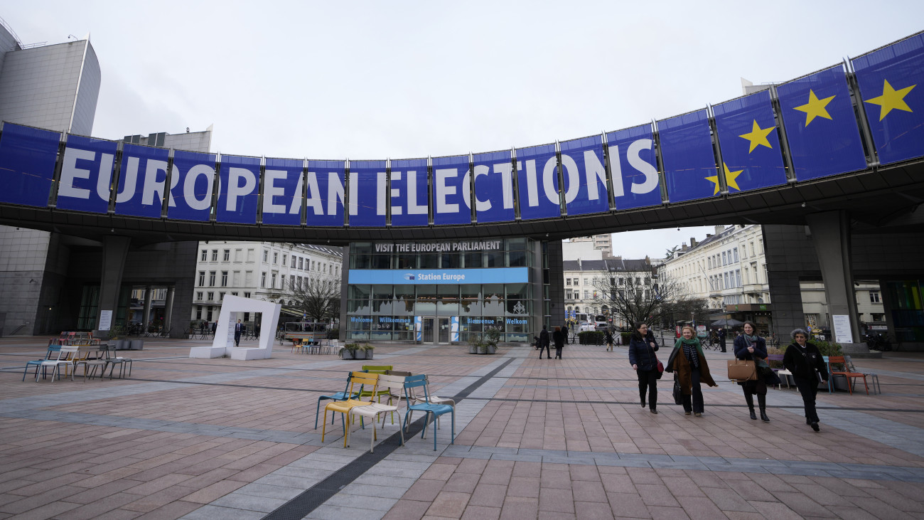 Az európai parlamenti választásokat reklámozó felirat az EP brüsszeli épülete előtt 2024. január 24-én. A választásokat június 6-9. között tartják az Európai Unió tagállamaiban.