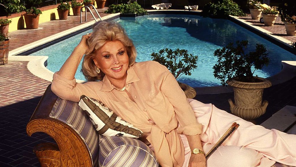 1992. Bel Air. Zsa Zsa Gabor Poolside In Her Bel Air Mansion.  (Photo By Paul Harris/Getty Images)