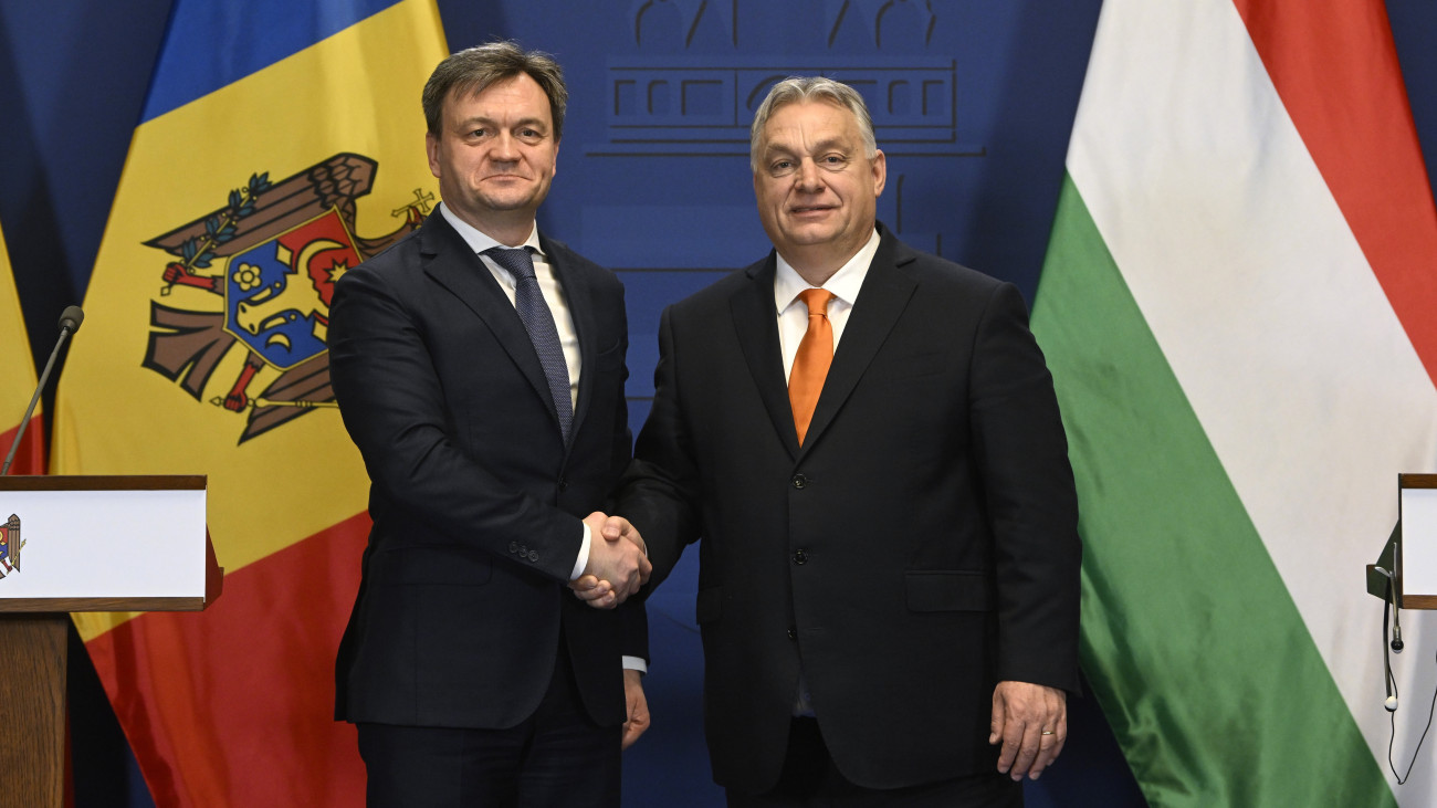 Orbán Viktor magyar (j) és Dorin Recean moldovai miniszterelnök kezet fog tárgyalásuk után a Karmelita kolostorban 2024. január 25-én.