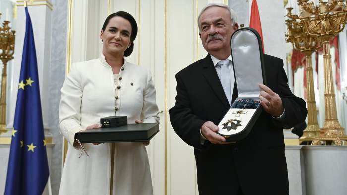 Novák Katalin kitüntetésben részesítette Kató Béla püspököt