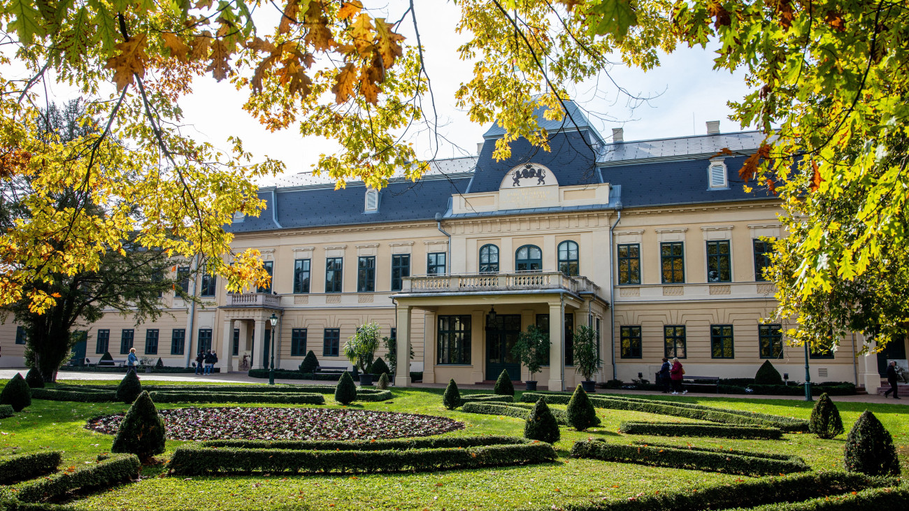 A Gyulai Almásy-kastély Látogatóközpont 2021. október 13-án. Uniós forrásból nettó 705, hazai támogatásból további 250 millió forintot költöttek a kastély Stefánia-szárnyának felújítására.
