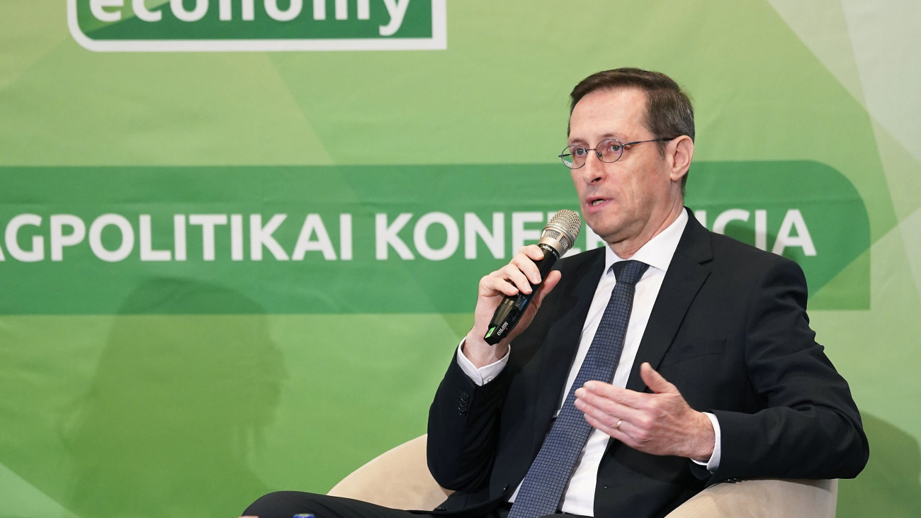 Varga Mihály pénzügyminiszter beszédet mond az iCon gazdaságpolitikai konferencián Sopronban 2024. január 27-én.