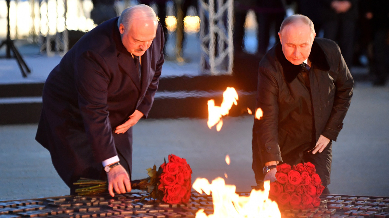 Aljakszandr Lukasenka fehérorosz elnök (b) és Vlagyimir Putyin orosz elnök virágot hagy a leningrádi blokád polgári áldozatainak emelt emlékművön az újonnan elkészült emlékhely avatóünnepségén az egykori Leningrád (ma Szentpétervár) körüli náci ostromgyűrű áttörésének 80. évfordulóján, 2024. január 27-én a Szentpétervár melletti Zajcsevo településen. A II. világháború idején, 1941 és 1944 között 827 napon át tartó ostrom alatt több mint egymillió civil halt meg.