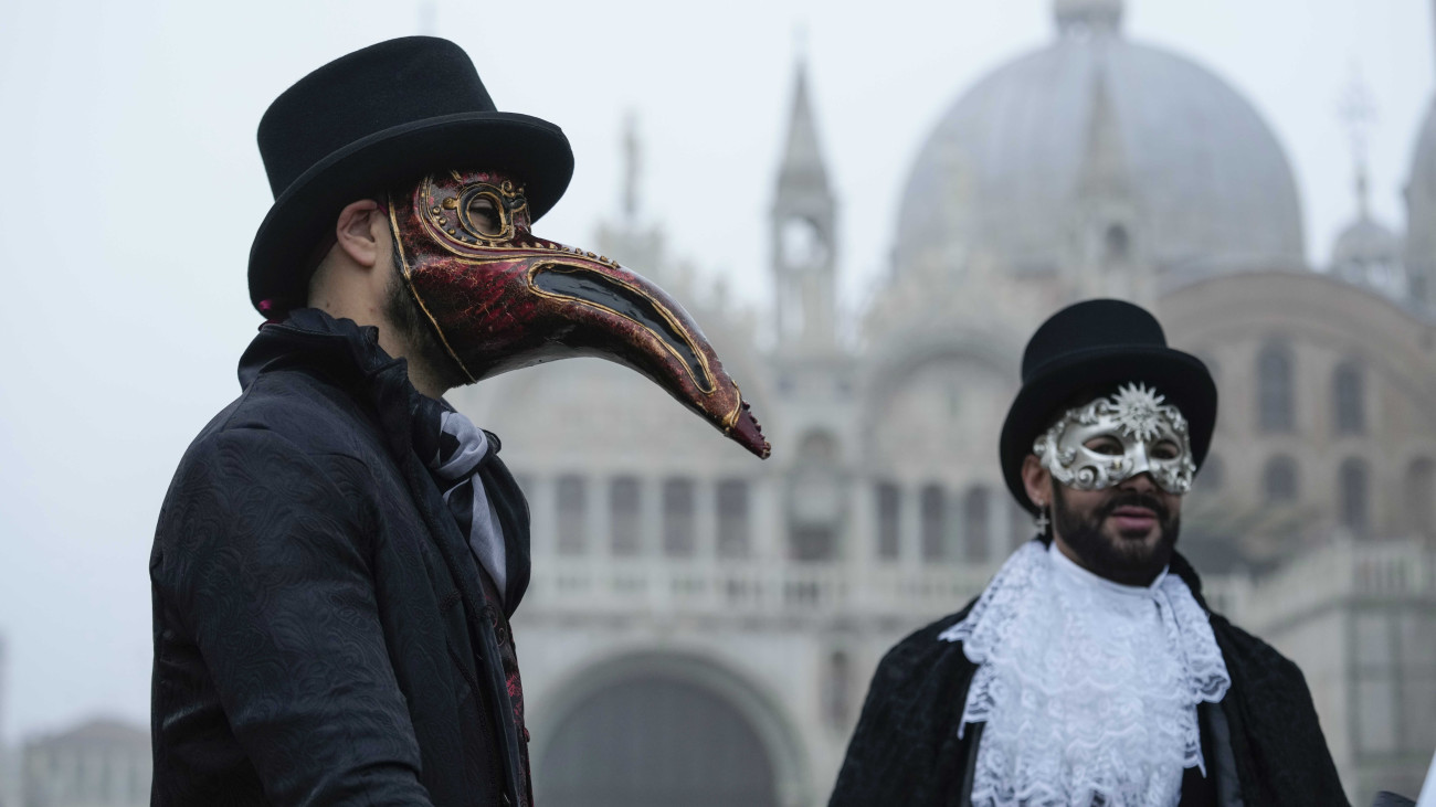 Jelmezes résztvevők a velencei karnevál nyitónapján, 2024. január 27-én. Az idén február 13-ig tartó karnevál a város szülöttje, Marco Polo világutazó kereskedő, felfedező halála hétszázadik évfordulójáról emlékezik meg.