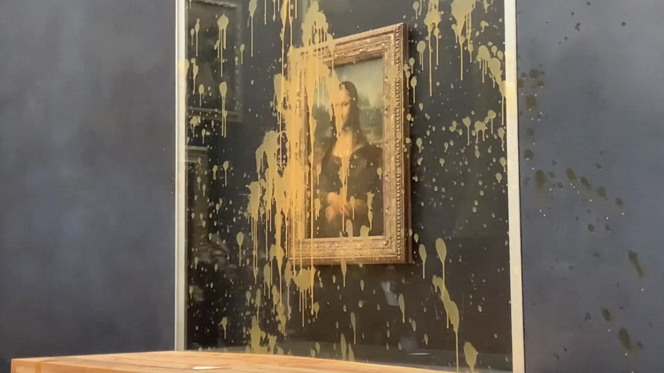 Videófelvételről készült kép Leonardo da Vinci Mona Lisa című festményéről a párizsi Louvre-ban 2024. január 28-án, miután aktivisták levest öntöttek a festményt védő üvegre. Az aktivisták a fenntartható és egészséges élelmiszerhez való jogért tüntettek.