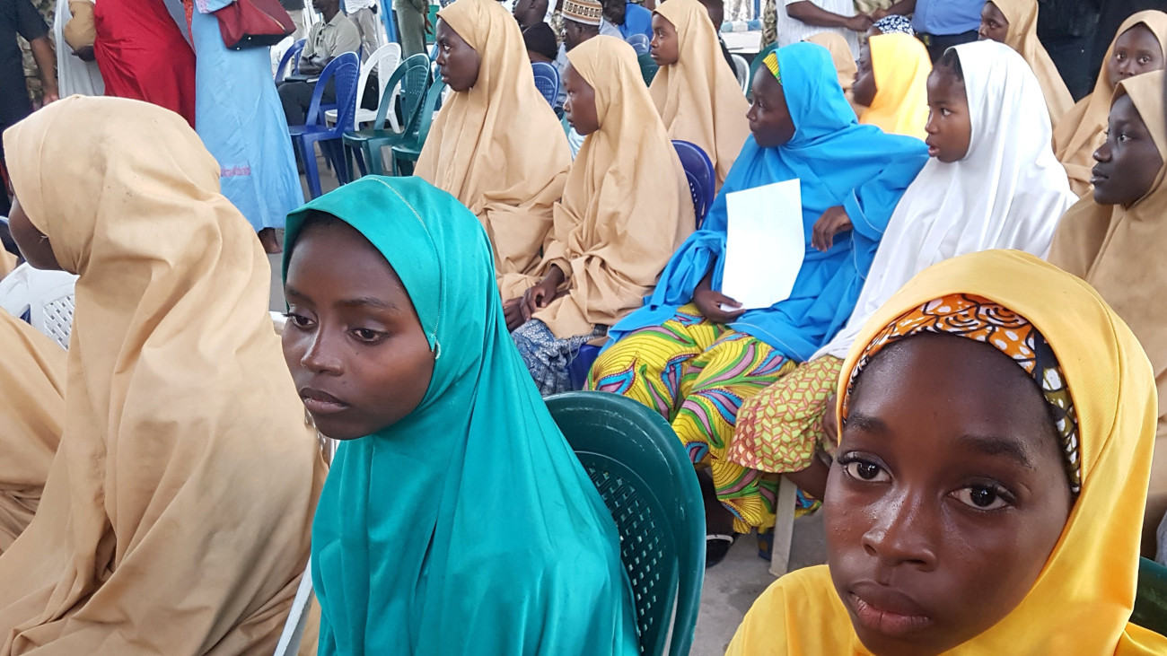 Maiduguri, 2018. március 22.A Boko Haram iszlamista szervezet fogságából kiszabadult nigériai iskolás lányok a hazaszállításukra várnak Maiduguri repülőterén 2018. március 21-én, miután az emberrablók szabadon engedték őket az északkelet-nigériai Dapchiban. A terrorszervezet február 19-én ejtette foglyul a 110, tizenegy és tizenkilenc év közötti diáklányt Dapchi településen. A nigériai tájékoztatási miniszter 91 túsz visszatéréséről számolt be. (MTI/EPA)