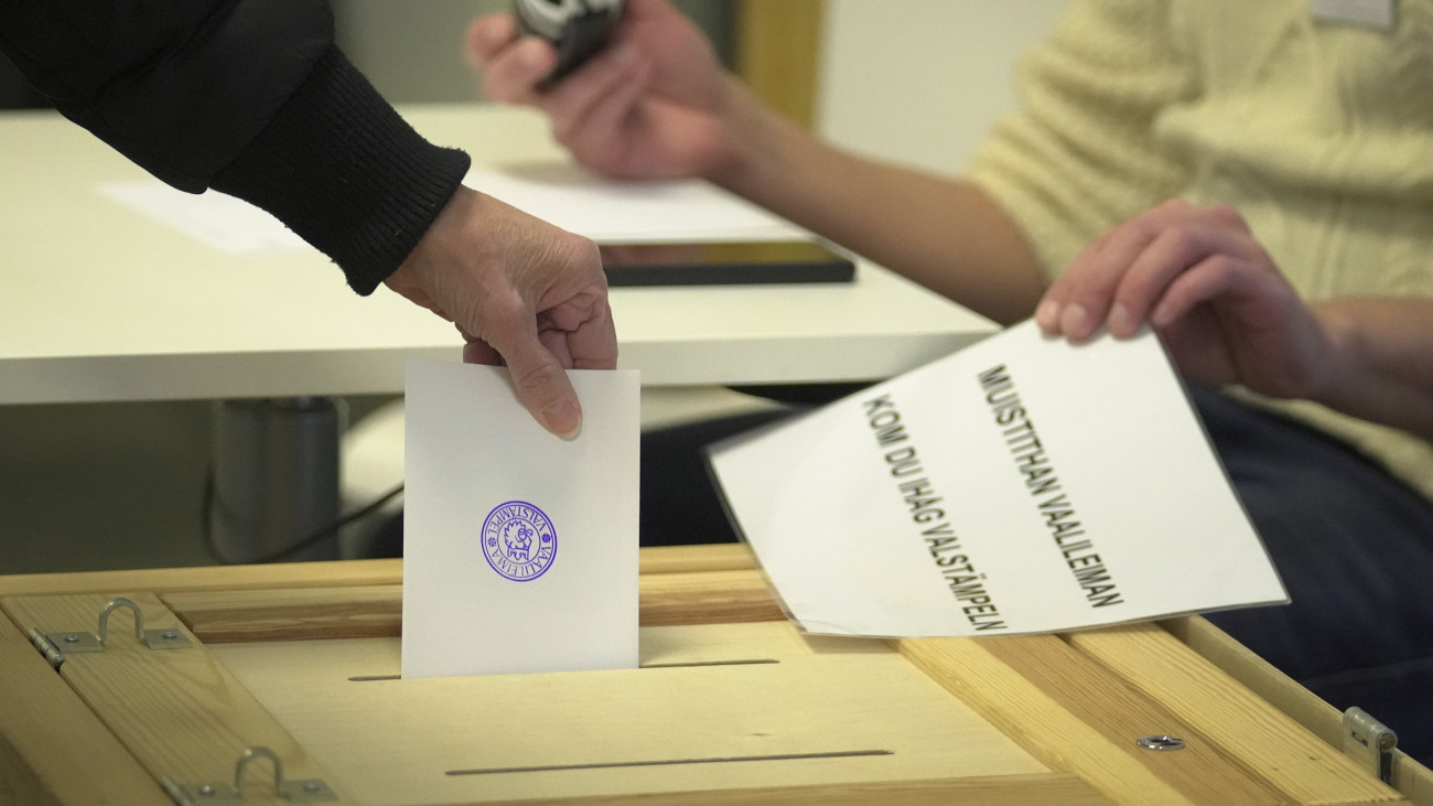 Leadja voksát egy nő az elnökválasztás első fordulójában Helsinki egyik szavazóhelyiségében 2024. január 28-án.