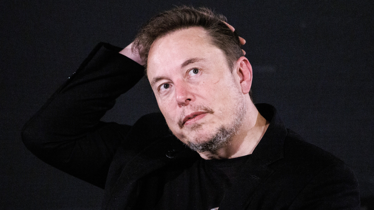 Elon Musk dél-afrikai-amerikai üzletember, a Tesla Motors elektromosjármű-gyártó, a SpaceX amerikai űrkutatási magánvállalat és az X közösségi médiaplatform tulajdonosa a Rishi Sunak brit miniszterelnökkel tartott nyilvános beszélgetésen Londonban 2023. november 2-án, a mesterséges intelligencia (MI) biztonságos alkalmazásáról és kockázatairól tartott bletchley-i nemzetközi konferencia zárónapján. A brit kormány a világ első globális MI-biztonsági csúcstalálkozójaként hirdette meg az angliai Bletchley-ben tartott kétnapos rendezvényt.