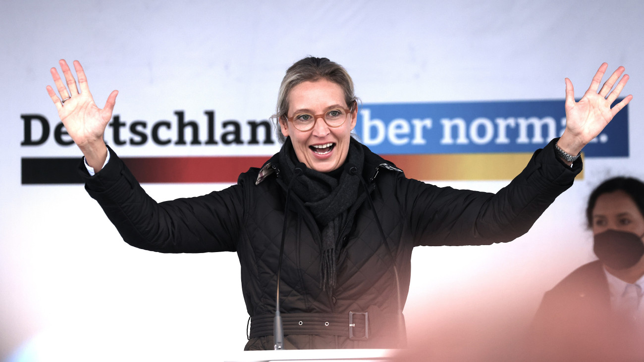 Alice Weidel, a német ellenzéki Alternatíva Németországnak (AfD) párt társelnöke és kancellárjelöltje köszönti támogatóit a párt Berlinben rendezett kampányzáróján 2021. szeptember 24-én. A parlamenti választásokat szeptember 26-án tartják Németországban.