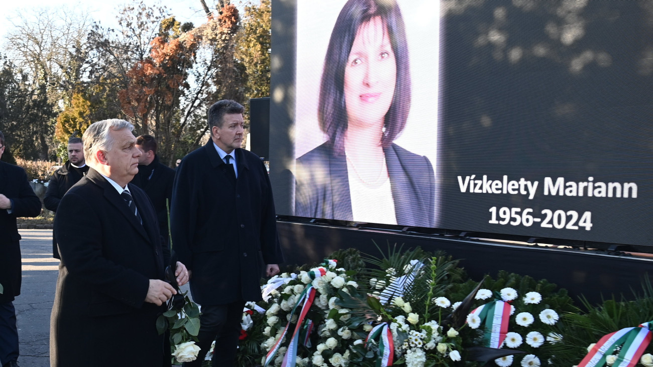 Orbán Viktor miniszterelnök (b1), mellette Móczár Gábor, a Nemzeti Örökség Intézetének főigazgatója (b2) Vízkelety Mariann, a Magyar Polgári Együttműködés Egyesület volt elnöke, korábbi közigazgatási és igazságügyi államtitkár, volt miniszterelnöki biztos búcsúztatásán az Óbudai temetőben 2024. január 29-én. Vízkelety Mariann január 7-én, 67 éves korában hunyt el.