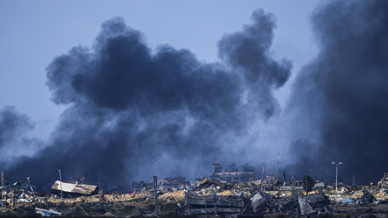 Izraeli légicsapás a Gázai övezetben Izrael déli részéből nézve 2024. január 30-án. A Hamász palesztin iszlamista szervezet fegyveresei október 7-én támadást indítottak Izrael ellen, az izraeli haderő pedig válaszul légi és szárazföldi hadműveleteket hajt végre a Gázai övezetben.