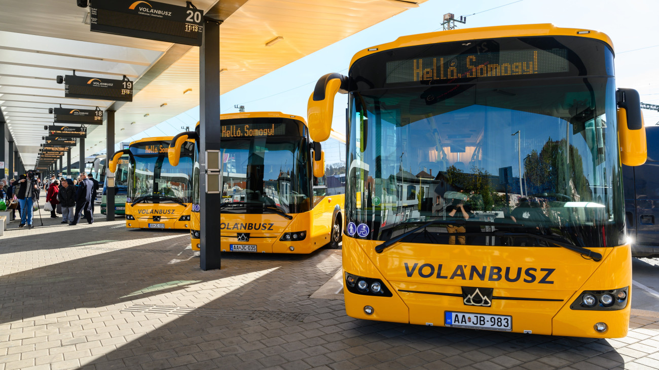 Autóbuszok a Volánbusz Zrt. Somogy vármegye helyközi közlekedésében részt vevő 22 új, Credobus Econell 12 típusú, dízelüzemű járművének átadásán Kaposváron 2023. november 9-én.