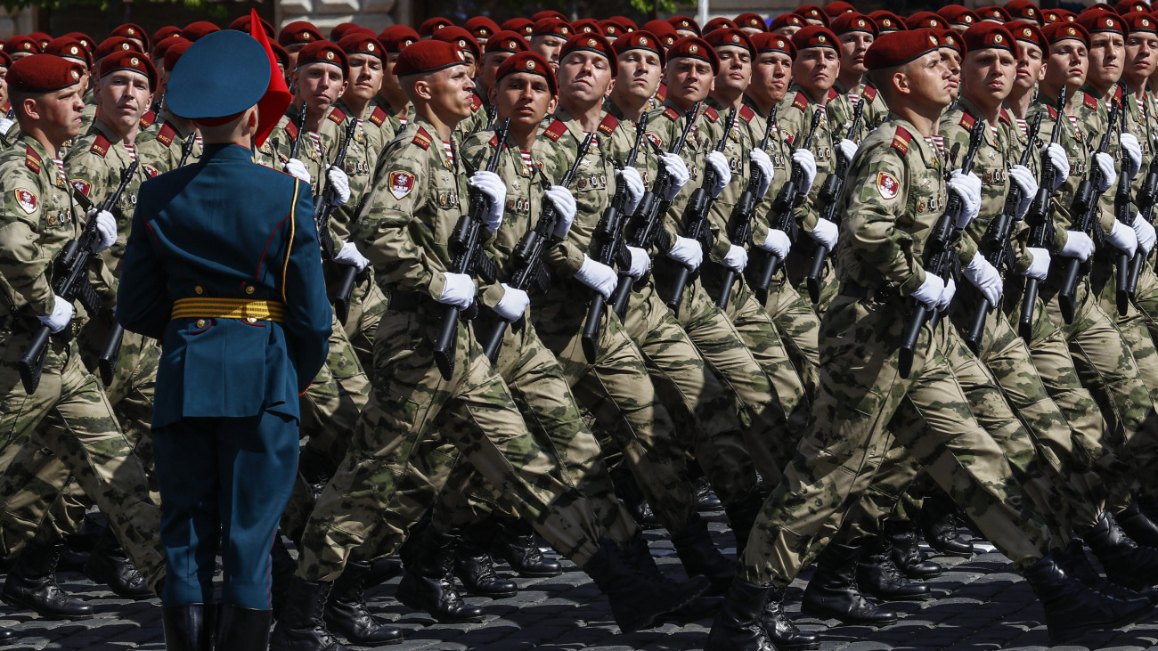 Katonai egység menetel a győzelem napi díszszemlén a moszkvai Vörös téren 2023. május 9-én, a II. világháborúban Németország felett aratott győzelem és a háború befejezésének 78. évfordulóján.
