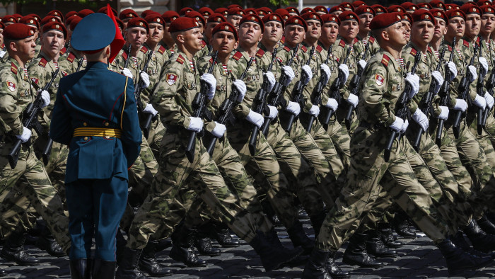 Sokat kockáztat, aki rágalmazni meri az orosz hadsereget