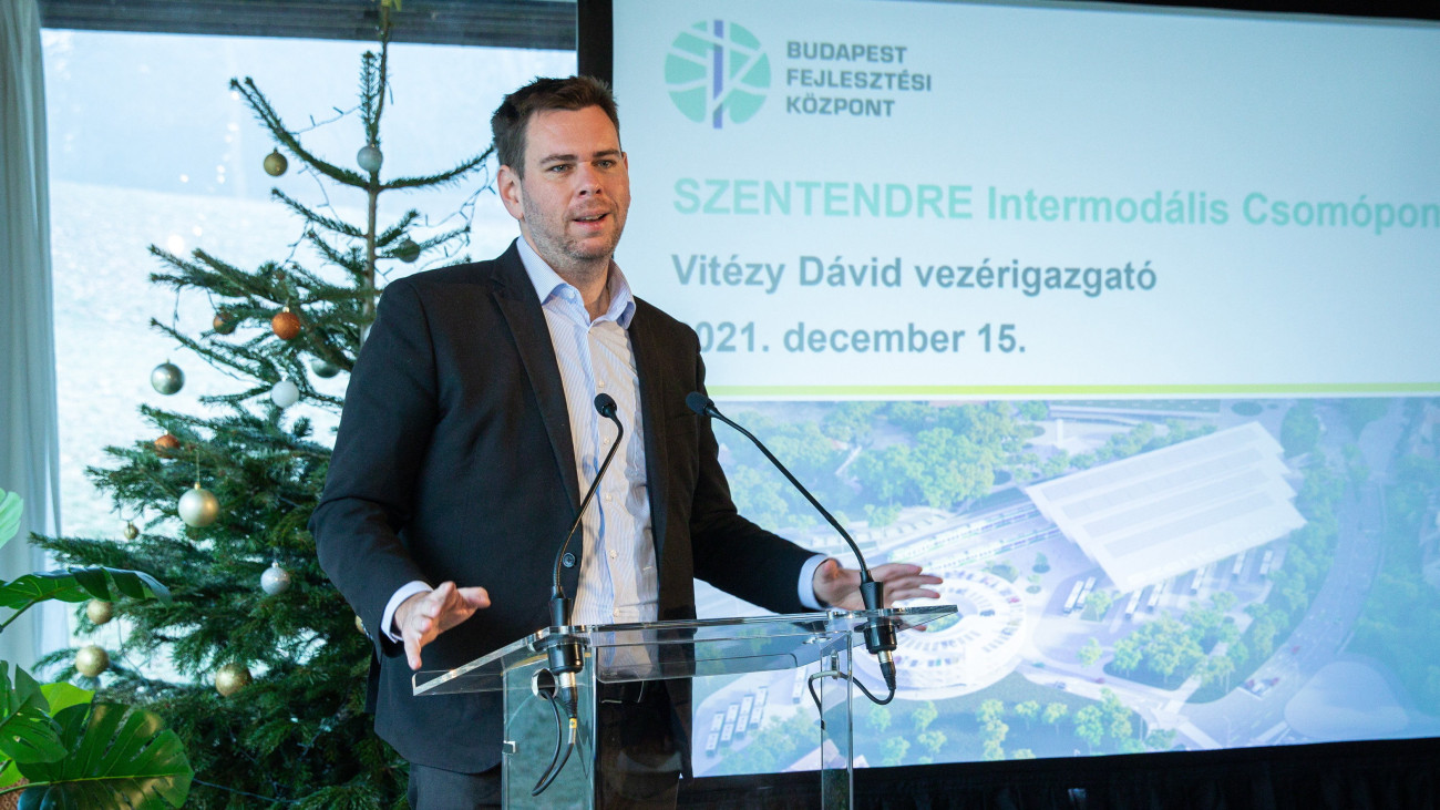 Vitézy Dávid, a Budapest Fejlesztési Központ vezérigazgatója a H5-ös szentendrei HÉV felújításának részleteiről tartott sajtótájékoztatón a szentendrei Offline Centerben 2021. december 15-én.
