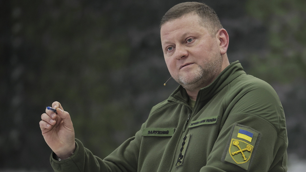 Valerij Zaluzsnij, az ukrán fegyveres erők főparancsnoka sajtótájékoztatót tart Kijevben 2023. december 26-án.