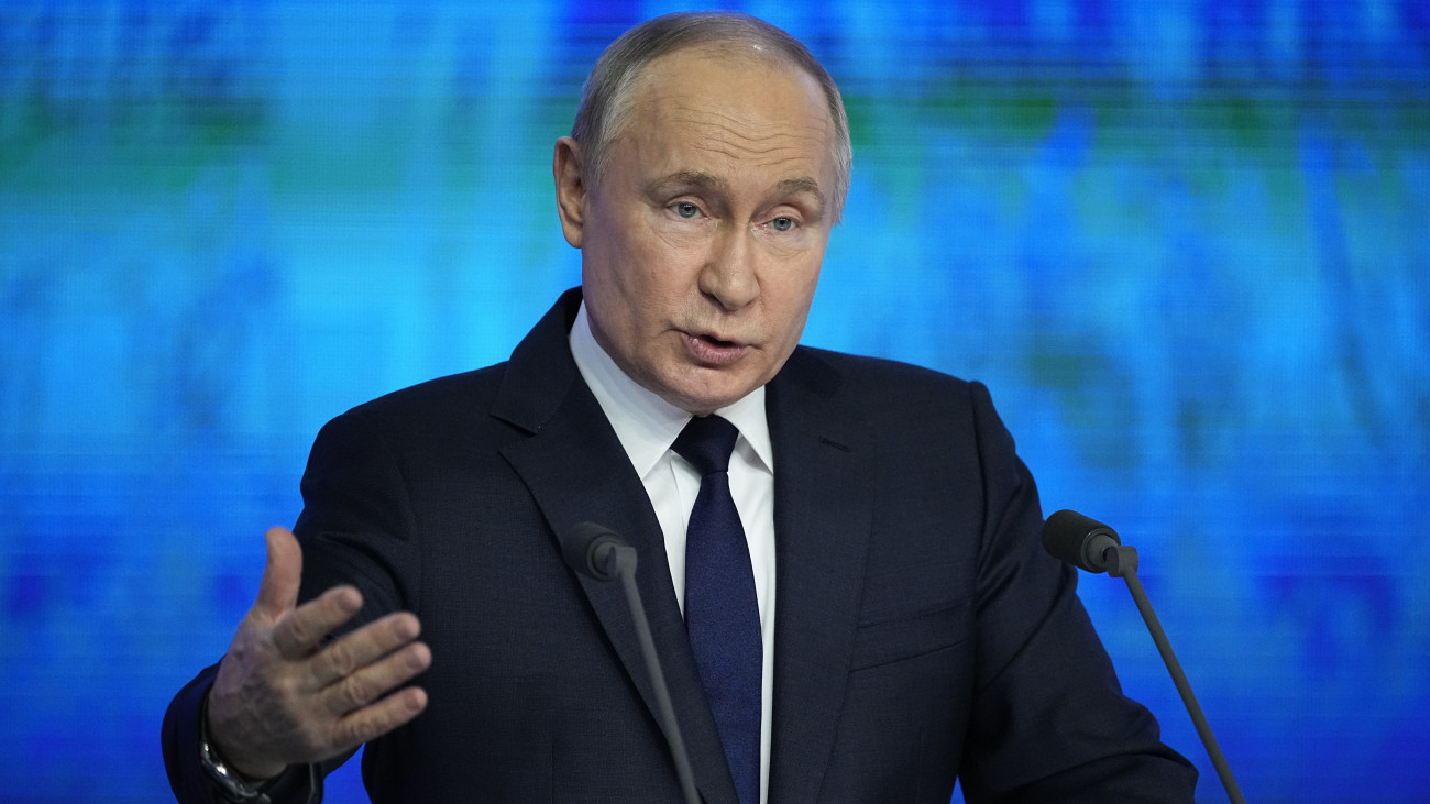 Vlagyimir Putyin hivatalban lévő orosz államfő választási kampányaktivistákhoz beszél Moszkvában 2024. január 31-én, miután nyilvántartásba vette elnökjelöltként az orosz Központi Választási Bizottság. A párton kívüliként, de a kormányzó Egységes Oroszország támogatásával induló Putyin a negyedik bejegyzett államfőjelölt. Az elnökválasztást Oroszországban 2024. március 15. és 17. között rendezik.