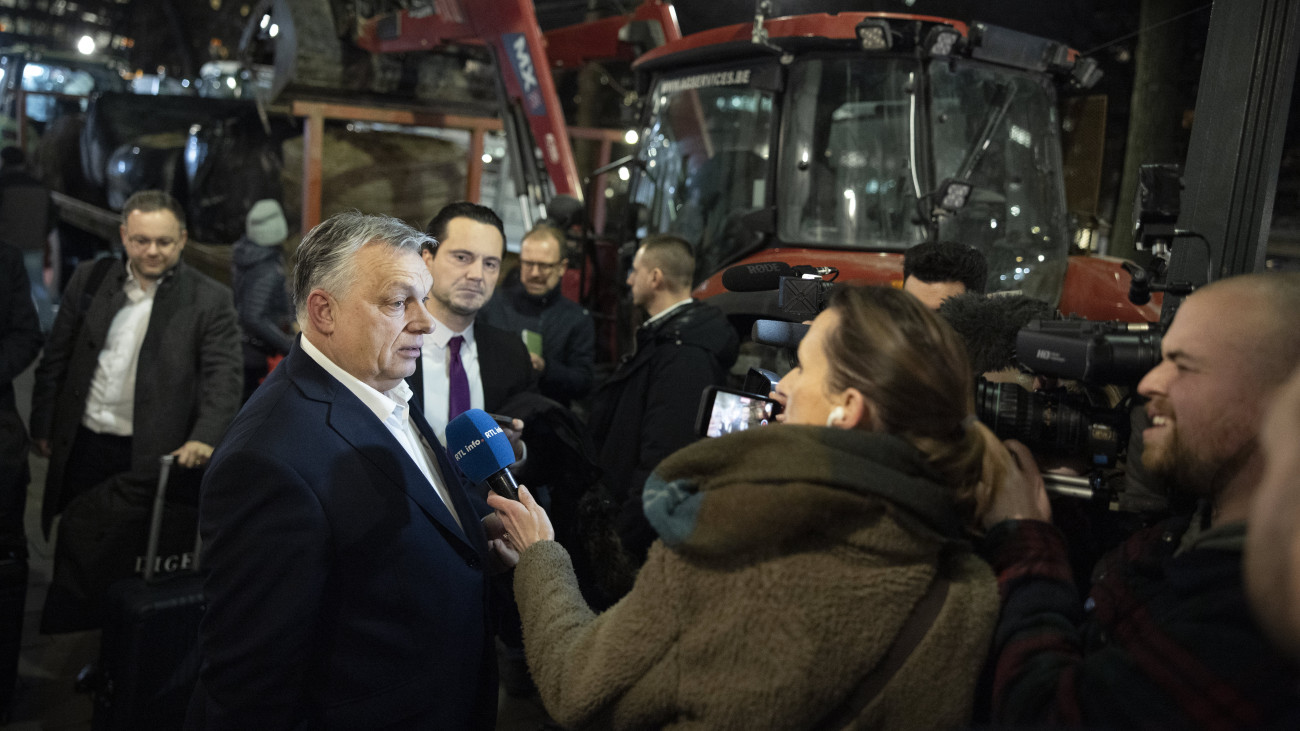 A Miniszterelnöki Sajtóiroda által közreadott képen Orbán Viktor miniszterelnök újságíróknak nyilatkozik, miután a Brüsszel belvárosában tüntető gazdákkal találkozott 2024. január 31-én. Mellette Havasi Bertalan, a Miniszterelnöki Sajtóiroda vezetője (b3).