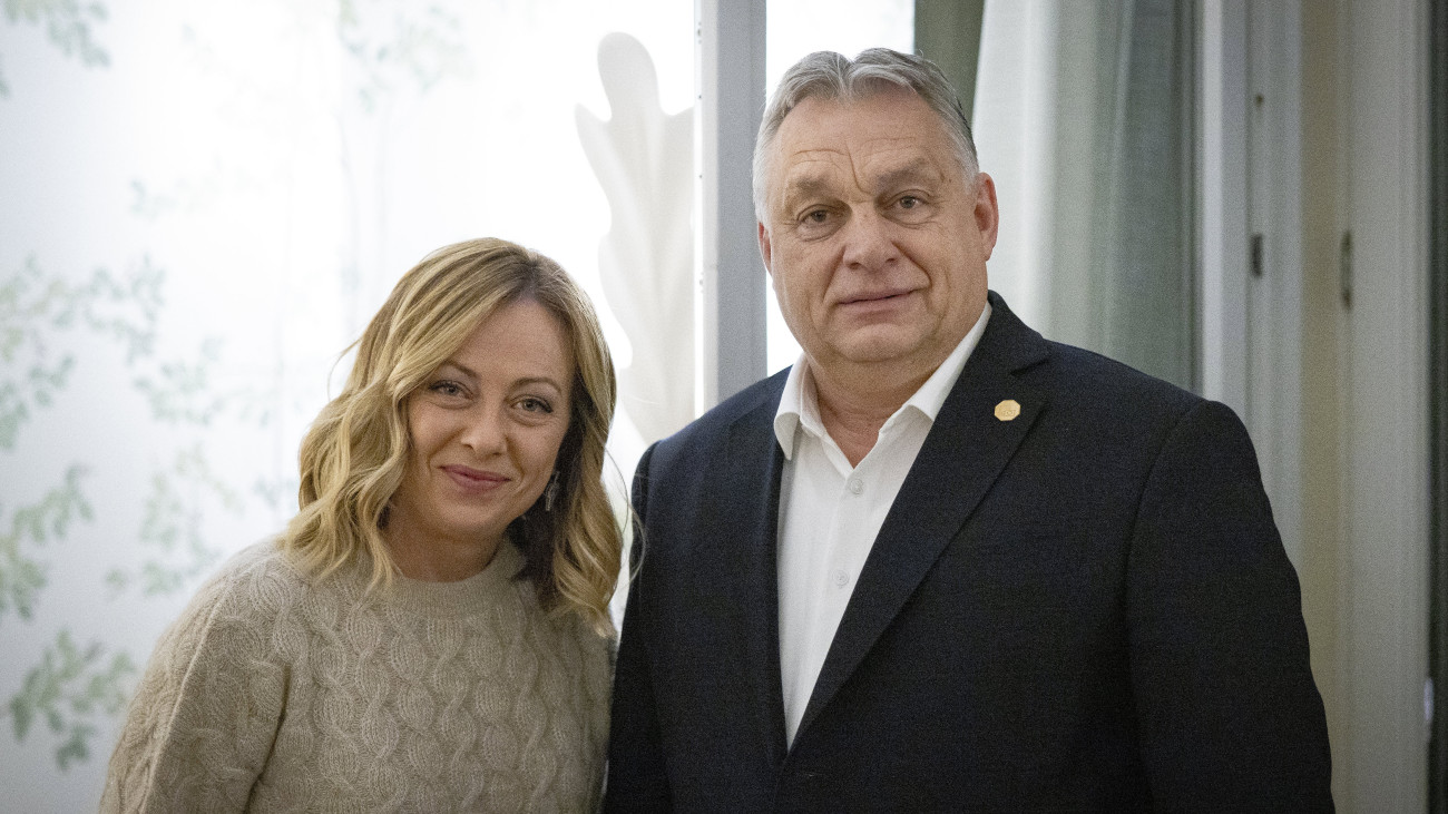 A Miniszterelnöki Sajtóiroda által közreadott képen Orbán Viktor miniszterelnök (j) és Giorgia Meloni olasz kormányfő (b) találkozója Brüsszelben 2024. január 31-én.