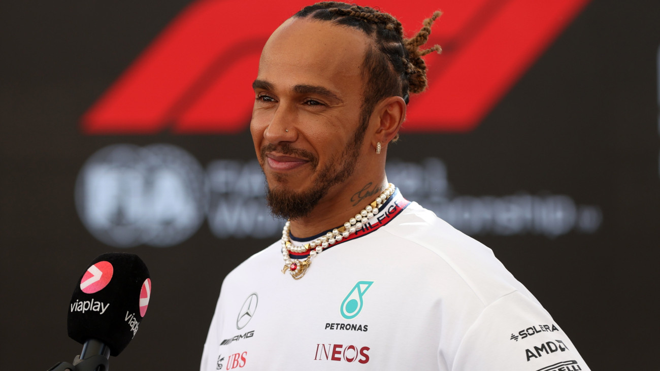 Abu-Dzabi, 2023. november 23.Lewis Hamilton, a Mercedes brit versenyzője az abu-dzabi Yas Marina versenypályán 2023. november 23-án, három nappal a Forma-1-es autós gyorsasági világbajnokság Abu-dzabi Nagydíja előtt.
