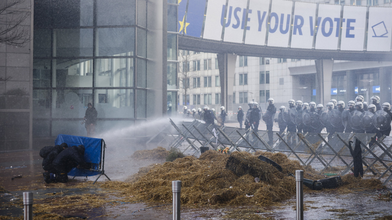 Vízágyúval oszlatja a rendőrség az Európai Unió mezőgazdasági politikája ellen tiltakozó belga gazdák tüntetését az Európai Parlament brüsszeli épületénél 2024. február 1-jén, az EU-tagországok állam- és kormányfőinek rendkívüli találkozója idején.