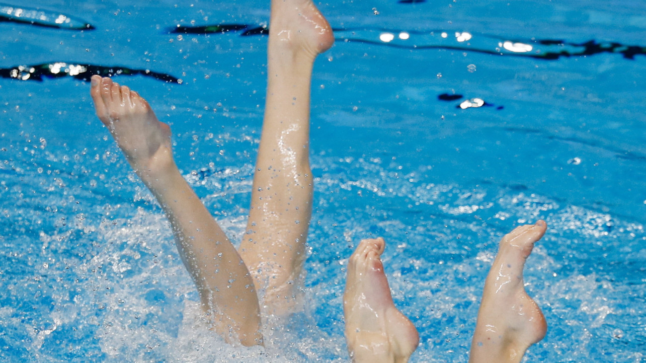 A magyar csapat tagjai gyakorolnak a női szinkronúszók versenyére a dohai úszó-világbajnokság kezdete előtt két nappal, 2024. január 31-én. A vizes világbajnokságot február 2. és 18. között rendezik a katari fővárosban.