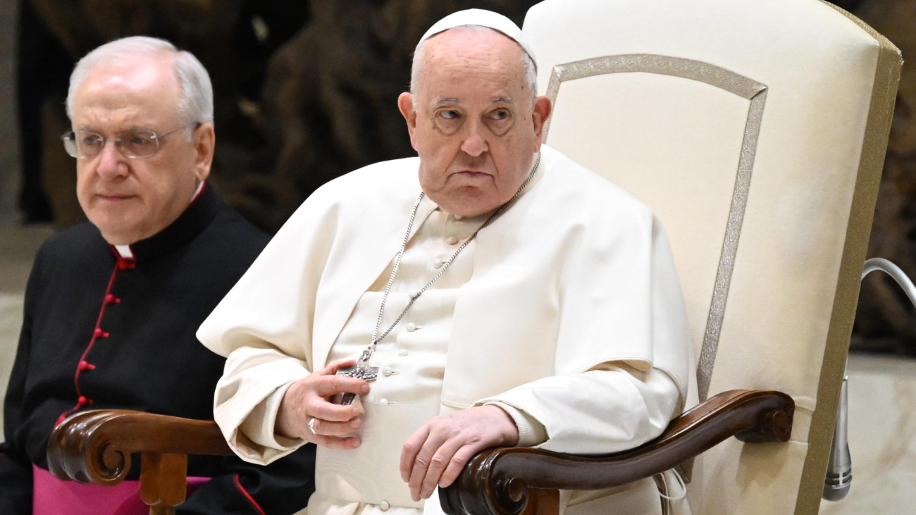 Ferenc pápa (j) a hetenkénti általános kihallgatásán a vatikáni VI. Pál-csarnokban 2024. január 31-én.