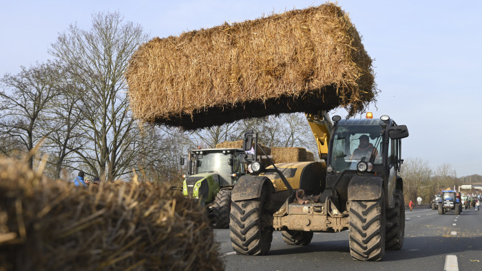 Elvonulnak a francia gazdák, de alakul a hangulat a holland–belga határon