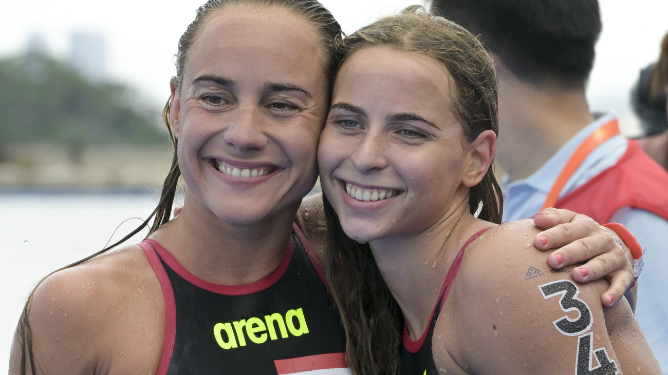 A 9. helyen végzett Fábián Bettina (j) és a 12. helyezett Olasz Anna a női nyílt vízi úszás 10 km-es versenye után a vizes világbajnokságon Fukuokában 2023. július 15-én.