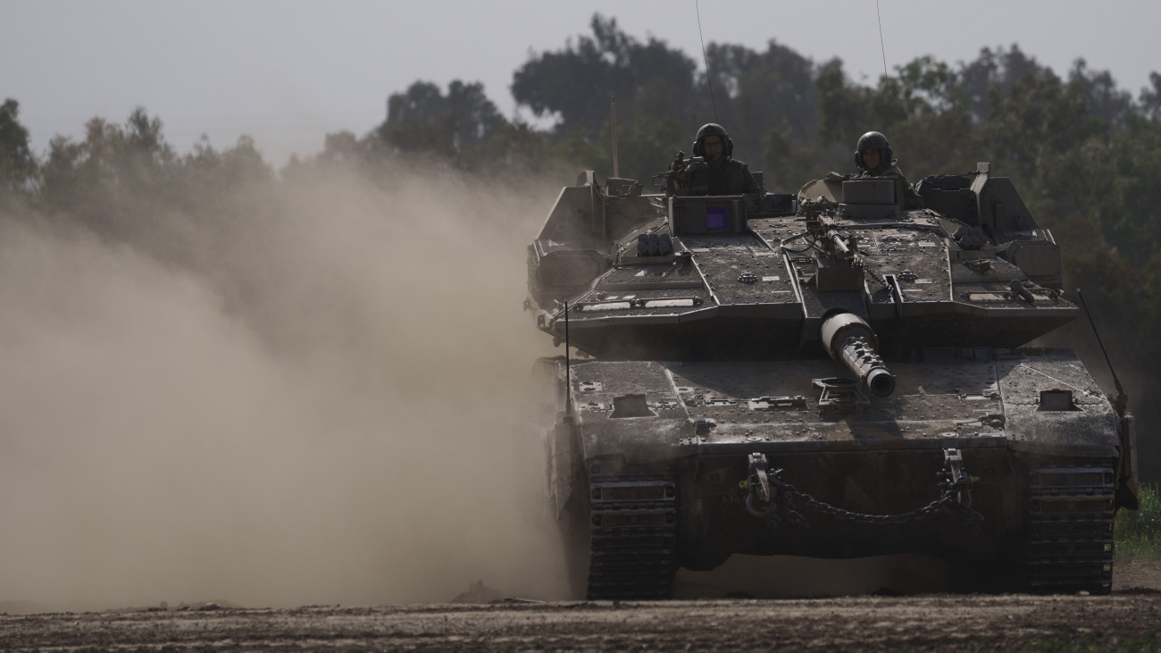 Izraeli katonák harcjárművel járőröznek a Gázai övezet határának térségében, Dél-Izraelben 2024. január 23-án. A Hamász palesztin iszlamista szervezet fegyveresei október 7-én támadást indítottak Izrael ellen, az izraeli haderő pedig válaszul légi és szárazföldi hadműveleteket hajt végre a Gázai övezetben.