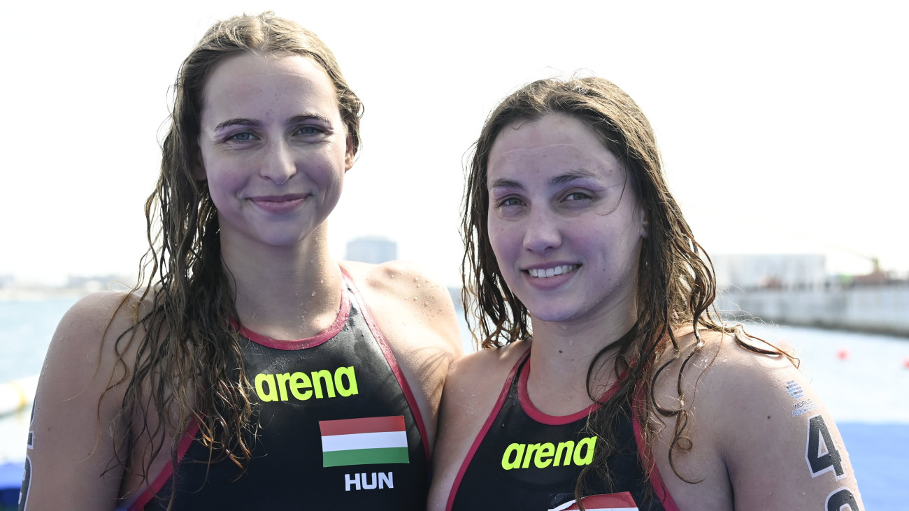 A 12. helyezett Fábián Bettina (b) és a 26. helyezett Szimcsák Mira a női nyíltvízi úszók 10 kilométeres versenye után a dohai vizes világbajnokságon 2024. február 3-án. Fábián Bettina a 12. helyen ért célba, ezzel olimpiai kvótát szerzett.
