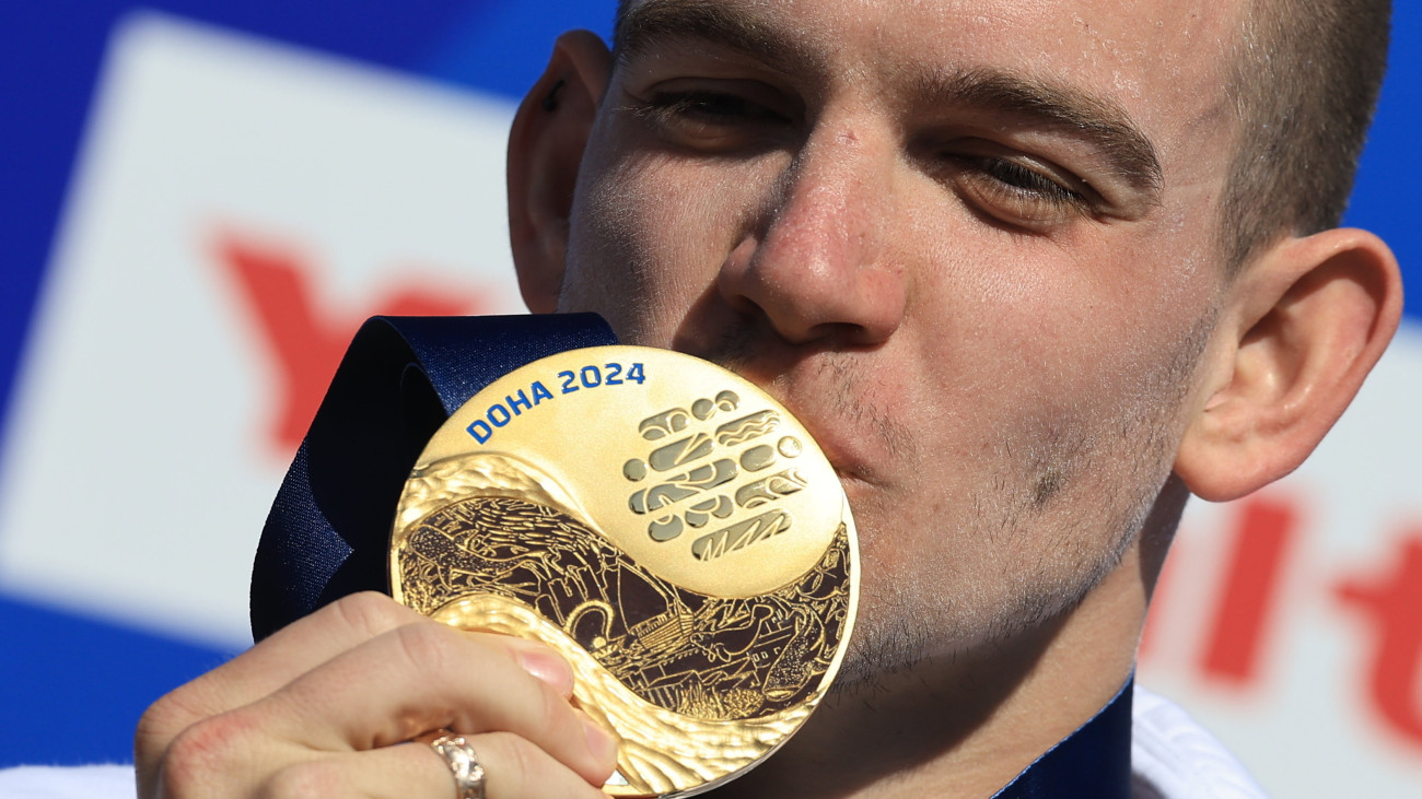 Az aranyérmes Rasovszky Kristóf a férfi nyíltvízi úszók 10 kilométeres versenye utáni eredményhirdetésen a dohai vizes világbajnokságon 2024. február 4-én.