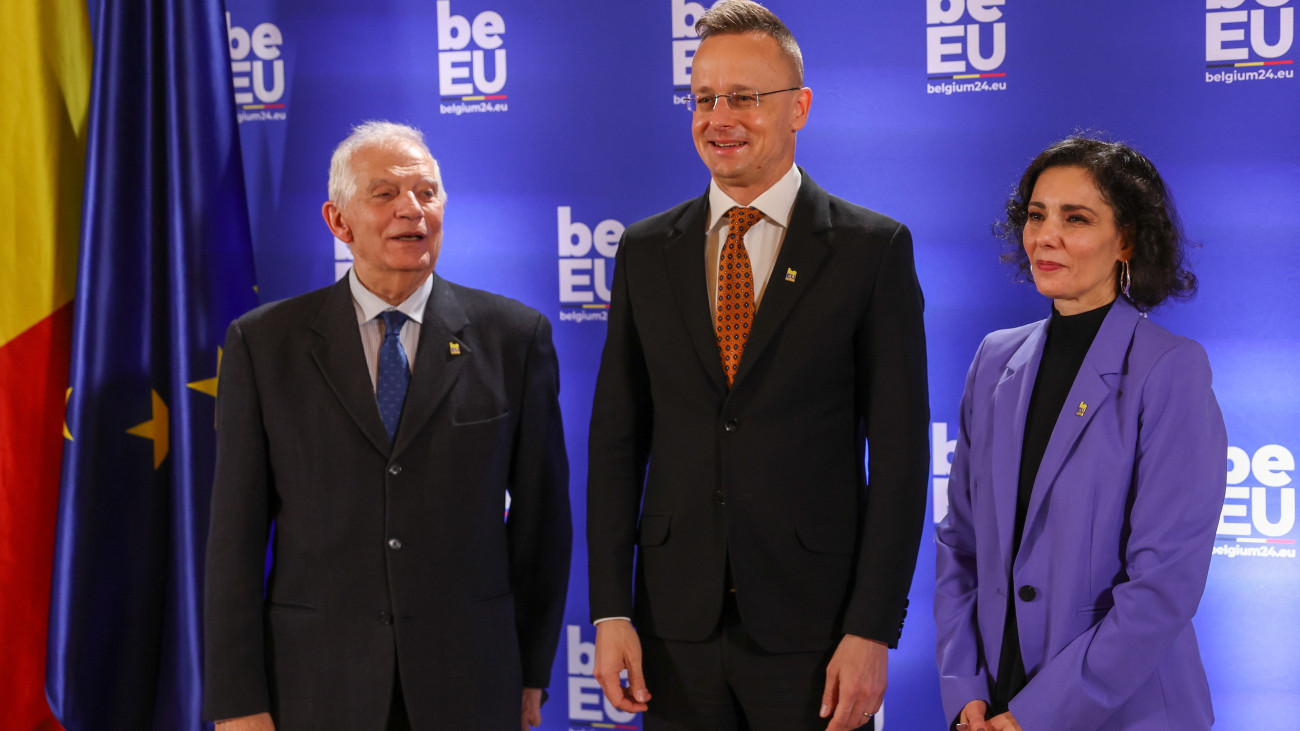 Szijjártó Péter külgazdasági és külügyminisztert (k) fogadja Josep Borrell, az Európai Unió kül- és biztonságpolitikai főképviselője (b) és Hadja Lahbib belga külügyminiszter Brüsszelben 2024. február 3-án.