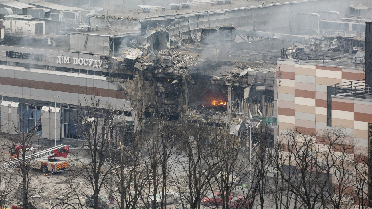 Tűzoltók egy orosz légitámadás következtében súlyosan megrongálódott bevásárlóközpont előtt Dnyipróban 2023. december 29-én. Az orosz légierő mintegy 110 rakétát lőtt ki az Ukrajna elleni egyik legnagyobb légitámadásában, legkevesebb tíz ember vesztette életét olyan nagyvárosokban, mint Kijev, Odessza, Lviv és Harkiv, a sebesültek száma több tucatra tehető. Négy régió áram nélkül maradt a támadások nyomán.