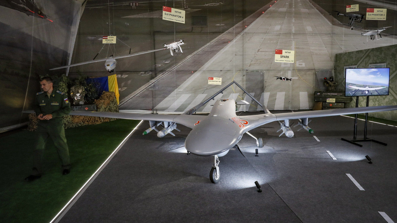 Török gyártmányú Baykar TB2-es harci drón a Hadsereg-2022 Nemzetközi Haditechniai Fórum keretében az Ukrajna elleni orosz háborúban zsákmányolt harceszközökből rendezett kiállításon a Moszkvához közeli Kubinka Patriot kiállítási központjában 2022. augusztus 18-án.